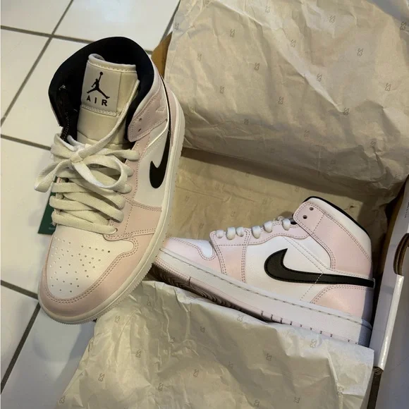 Jordan Women’s Air Jordan 1 Mid Light Violet/Black-White - Picture 3 of 8